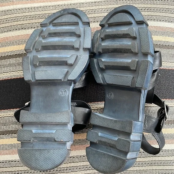 Super Cute 💕 Free People Brooks black fisherman sandals!! - Picture 10 of 14